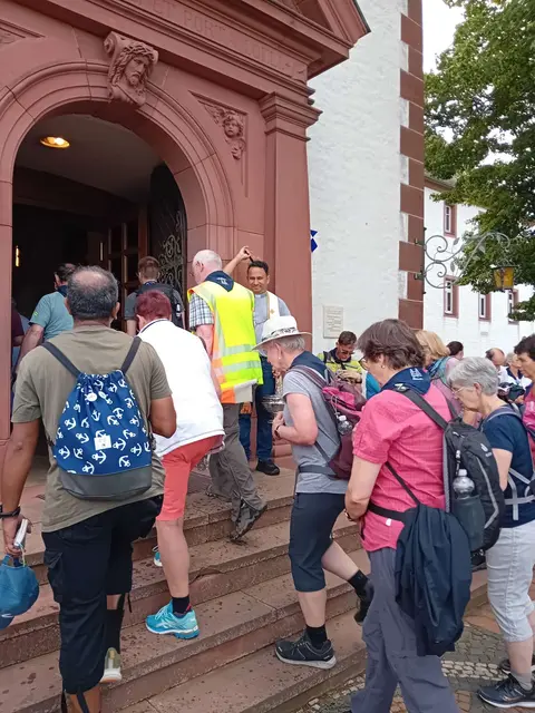 1. Juni 2026: Wallfahrer aus Köln erhalten Weihwasser von Pater Nelson 