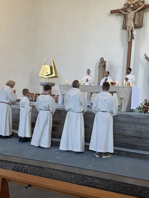 Pfarrer Stadtmüller, Pater Nelson, Pater Nidhin  am 30. Mai 2026 mit fünf Ministranten beim Titularfest der Allerheiligsten Dreifaltigkeit in Kleinheubach 