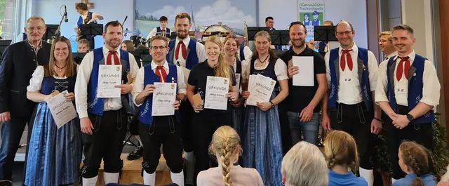 Ehrungen für 20, 25 und 30 Jahre aktive Vereinstätigkeit: Musikverbandspräsident Berthold Rüth, Vorsitzende Ramona Trützler, André Cavallo, David Gehrig, Patrick Bischof, Janina Schnorr, Cordula Frey, Susanne Hock, Manuel Walther, Vorsitzender Johannes Stier, Vorsitzender Julian Cavallo (vlnr) | Foto: Fotos von Johannes Stier