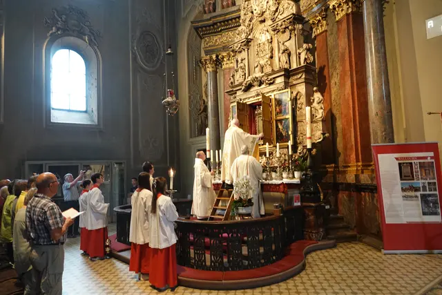 Als Thorsten Weil, Domkapitular und Offizial aus Freiburg, am Dreifaltigkeitssonntag vor dem Hochamt den Blutschrein feierlich öffnete, wurde aus liturgischer Ordnung ein dichter, beinahe atmender Moment: Geschichte trat aus dem Halbdunkel der Jahrhunderte in die Gegenwart. 