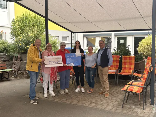 Foto: Unter dem Foto: Spendenübergabe für den Sonnenschutz an der Tagespflege der Kirchlichen Sozialstation Hardheim-Höpfingen-Walldürn: Dieter und Gisela Bilduntertitel: Gisela und Dieter Goldschmitt, Christiane Weihbrecht, Julia Lobeck, Irina Ebert sowie Bern