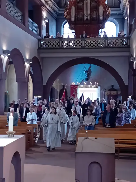 Einzug in die Pfarrkirche zum Hochfest Fronleichnam am 04.06.26 | Foto: Michael Schwarz