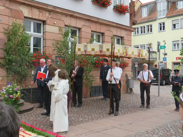 Die Himmelträger flankiert von der Freiwilligen Feuerwehr | Foto: Nina Reuling