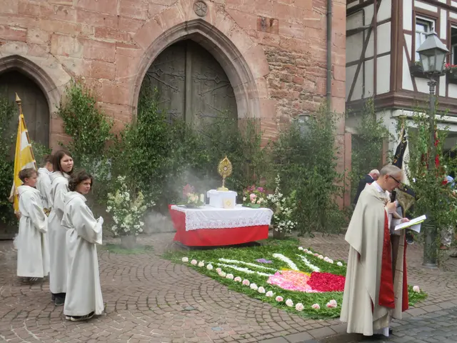 Pfarrer Dr. Lutz bedankte sich für die prachtvollen Blumenteppiche | Foto: Nina Reuling
