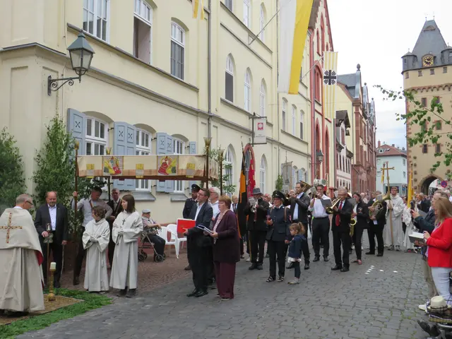 Pfarrer Dr. Lutz, die Ministranten, die Vorbeter Thomas und Elli Keller, die Himmelträger und die Stadtkapelle Miltenberg vor dem 2. Altar | Foto: Nina Reuling