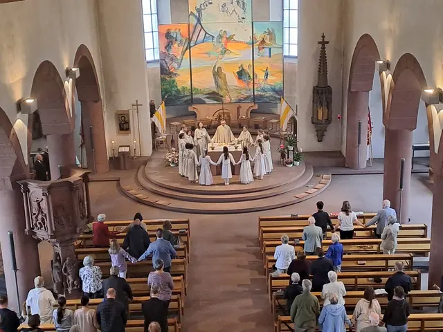 Zum "Vater Unser" waren Ministranten und Kommunionkinder um den Altar versammelt | Foto: Martin Winkler