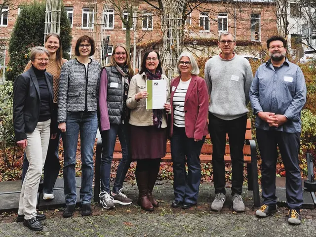 Kerstin Weckwerth, Einrichtungsleiterin der Rohe´schen Stiftung, präsentiert die Urkunde zum erfolgreich abgeschlossenen Coaching Gemeinschaftsverpflegung 2025.