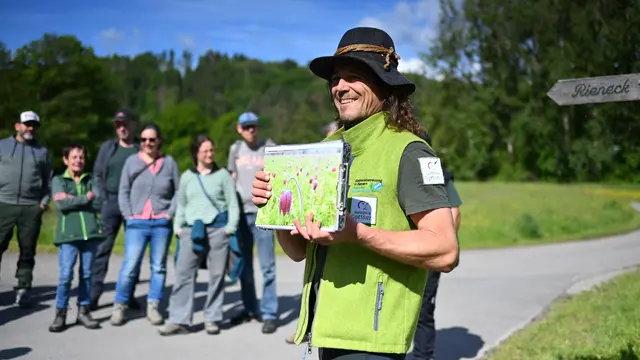 Gebietsbetreuer für Grünland Christian Salomon vom Naturpark Spessart e.V. erläuterte etwa 20 Personen die Bedeutung der Weidetiere für die Artenvielfalt im Sinngrund | Foto: Jennifer Weidle