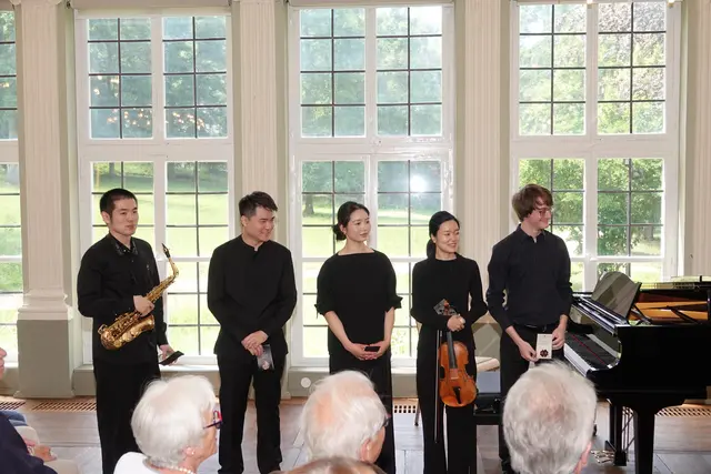 Viel Applaus gab es für Fréderic Otterbach (2.v.r) und die chinesischen Musikerinnen und Musiker (v. l. Xuyang Wei, Chen Jiabing, Jingyu Li , Chisako Nishida)  - Foto Roland Schönmüller 