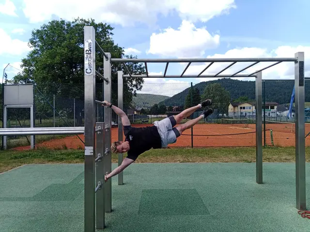 „Jeder hat einmal angefangen“, ermutigt Pascal Adrian. Hier zeigt er die Human Flag an der Calisthenics-Anlage in Kleinheubach, ein Beispiel dafür, was mit Ausdauer und regelmäßigem Training möglich ist.