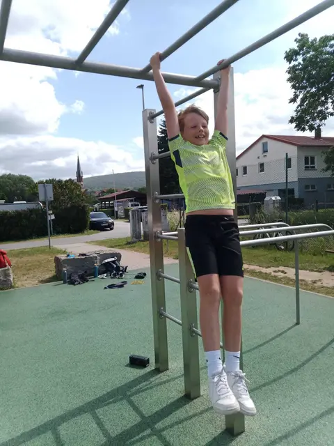 Spielerisches Training: Auch Kinder nutzen die Anlage. Ein achtjähriger beim Hangeln. 