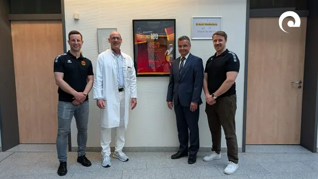 Felix Knoll und Helge Weinert von der Handballabteilung des TV Mosbach (rechts und links) freuen sich gemeinsam mit Dr. Thomas Seeböck-Göbel und Geschäftsführer Harald Löffler (mittig) über die Präsentation des Jubiläumstrikots in den Neckar-Odenwald-Kliniken. 
 | Foto: TV Mosbach