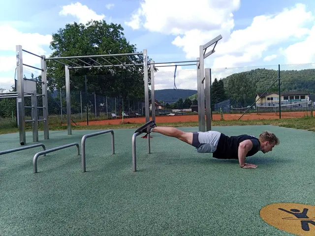 Pascal Adrian bei Liegestützen an niedrigen Stangen,  eine Variante für verschiedene Trainingsniveaus.