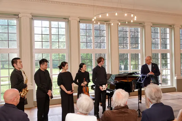 Viel Applaus gab es für Fréderic Otterbach (2.v.r) und die chinesischen Musikerinnen und Musiker (v. l. Xuyang Wei, Chen Jiabing, Jingyu Li , Chisako Nishida) , hier mit Dr. Stefan Gläser, dem Vorsitzenden des Förderkreises Schlösschen im Hofgarten e.V. – Foto Roland Schönmüller 