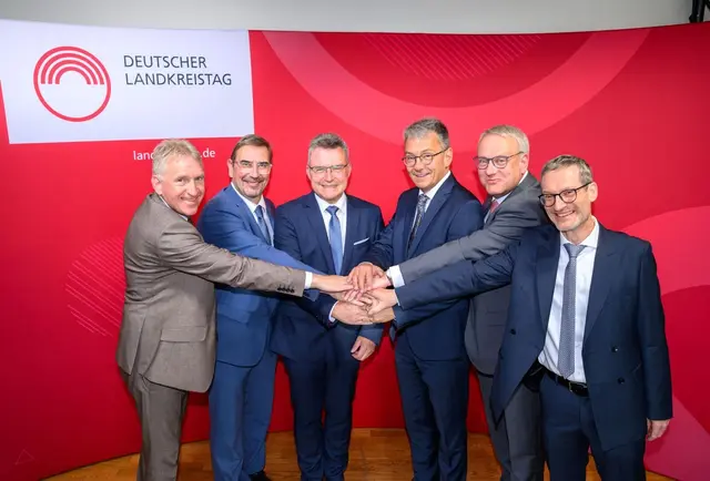 Landrat Dr. Achim Brötel ist heute von der Mitgliederversammlung des Deutschen Landkreistages in Berlin einstimmig für weitere zwei Jahre im Amt des DLT-Präsidenten bestätigt worden.

v.l.n.r.: Landräte Patrik Lauer, Sven Ambrosy, Dr. Achim Brötel, Thomas Karmasin und Götz Ulrich mit Hauptgeschäftsführer Dr. Kay Ruge.

 | Foto: Pressestelle Deutscher Landkreistag