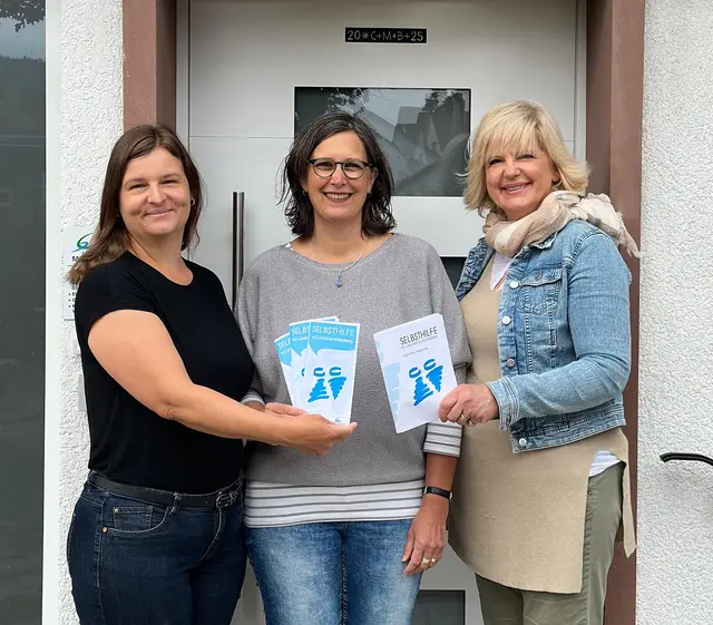 Julia Körbel übergibt den Bereich Selbsthilfeförderung an Ulrike Werner-Paulus und Agata Augustin (von links). | Foto: © Landratsamt Miltenberg