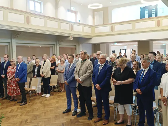 Feierlicher Festakt im voll besetzten Haus: Ministerpräsident Dr. Markus Söder (Mitte) und Amorbachs 1. Bürgermeister Peter Schmitt (rechts neben ihm) inmitten der geladenen Ehrengäste in der sanierten „Alten Turnhalle“.
