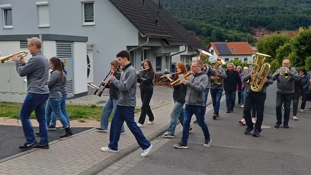 Der Musikverein Germania spielte beim Bittgang zum Kolpinggedenkstein in Bürgstadt 2026