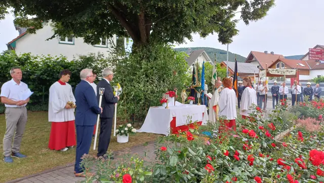 Am Altar an der Erfbrücke bei der Fronleichnamsprozession 2026 in Bürgstadt