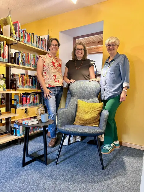 Evelyn Elbert,  Claudia Frankenberger-Langer und Christine Tausch in der Bücherei Bürgstadt.  | Foto: Evelyn Elbert 