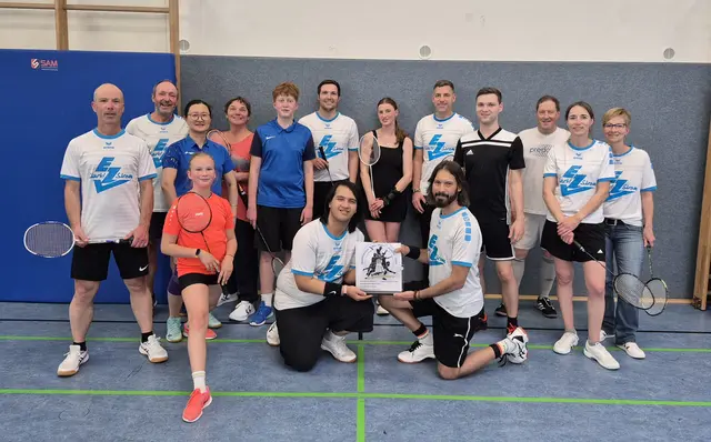 Die Badminton Mannschaft vom Freizeitclub Kreis Miltenberg mit ihrem Pokal | Foto: Jürgen Hahn