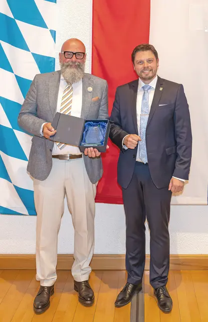 Ein großes Dankeschön in Form eines Glaspokals überreichte Landrat Björn Bartels an Bernd Schötterl (links) für seinen langen Einsatz als stellvertretender Landrat, während Landrat Jens Marco Scherf erkrankt war.  | Foto: Winfried Zang
