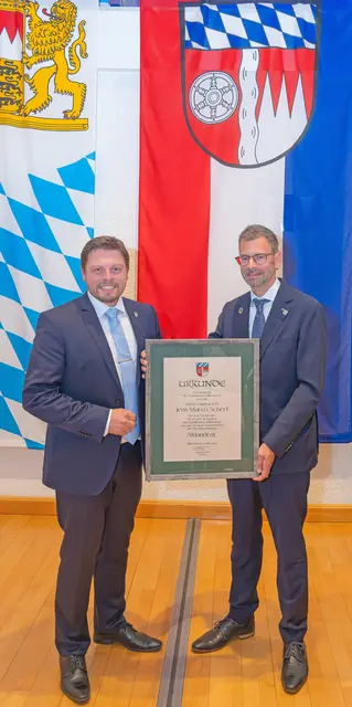 Landrat Björn Bartels (links) überreichte Jens Marco Scherf eine Urkunde als sichtbares Zeichen der Ernennung zum Altlandrat.  | Foto: Winfried Zang