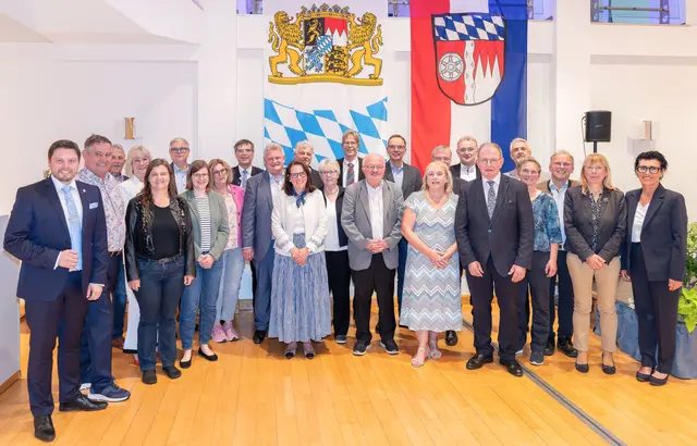 Die 24 verabschiedeten Kreistagsmitglieder mit Landrat Björn Bartels (links). | Foto: Winfried Zang
