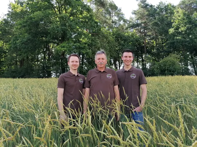 Wie aus „Bauländer Spelz“ der typische Fränkische Grünkern g. U. entsteht, zeigt Familie Mechler bei der landesweiten Aktion „Gläserne Produktion“ am Mittwoch, 1. Juli, in Altheim. 

 | Foto: Armin Mechler