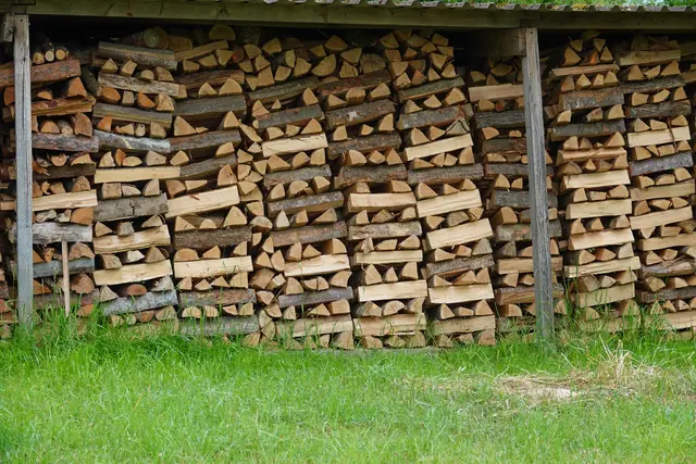 „Holt's Holz vor der Hütt'n“ – dieser alpine Ur-Ausruf, der einst rein dem nackten Überleben in eisigen Tälern diente, feiert im Zeichen der modernen Nachhaltigkeit ein humorvolles Comeback. Längst hat die Sehnsucht nach dem echten, ehrlichen Rohstoff die hippen Vorstädte und ländlichen Idyllen gleichermaßen erobert. 