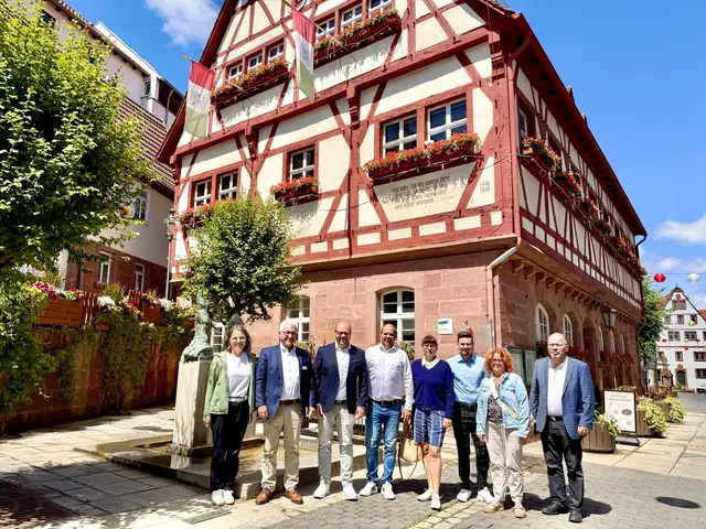 Teilnehmende der Städte Kenzingen und Walldürn vor dem Historischen Rathaus in Walldürn
