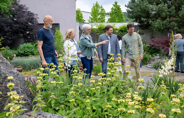 Viele neue Ideen zur Gartengestaltung zeigte das Ehepaar Martin und Kerstin Hohm den Gästen beim Tag der offenen Gartentür in Mömlingen. Im Bild (von links) Martin Hohm, Ulrike Oettinger (Vorsitzende des Kreisverbands Garten und Landschaft Miltenberg-Obernburg), Kerstin Hohm, Landrat Björn Bartels und Gabriel Abt (Kreisfachberater für Gartenkultur und Landespflege). | Foto: Winfried Zang