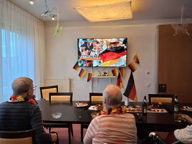 Fußball kann Generationen verbinden. Beim ASB am Rühlingshof wurden die Daumen für die Deutsche Mannschaft gedrückt. | Foto: ASB Region Heilbronn-Franken