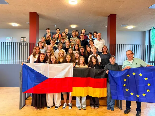 Gruppenfoto in der RSE: Gäste aus Prag und Gastgeber im europäischen Miteinander; | Foto: Simone Blank