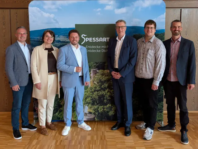 Vorstand und Kassenprüfer im Tourismusverband Spessart-Mainland (v.l.n.r.): Bürgermeister Christoph Becker, Inge Albert, Landrat Björn Bartels, Landrat Christoph Vogel, Bürgermeister Christopher Gold und Geschäftsführer Michael Seiterle

 | Foto: Thorsten Nitschke