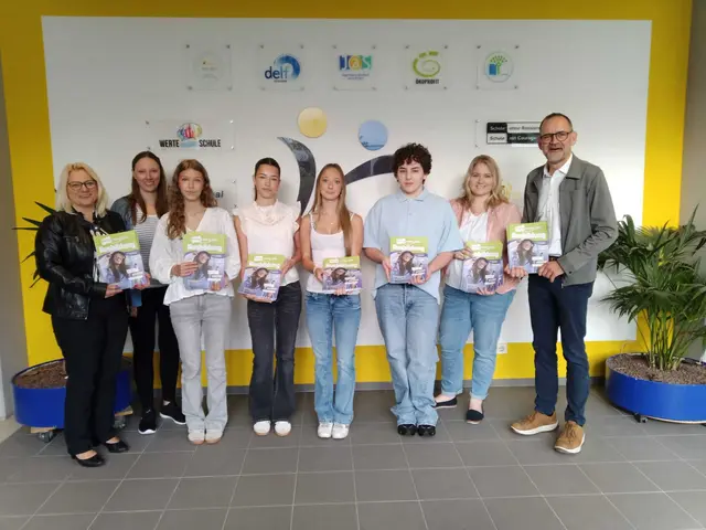 Von links nach rechts: Schulleiterin Silke Bundschuh, Fachlehrkraft Natascha Pistner, Linn Eckart, Anna-Lena Kettinger, Annabelle Unversucht, Menton Jonuzaj, Beratungslehrkraft Annika Labuhn sowie Manfred Scheurich, Leiter Entwicklung Produkte beim News Verlag.