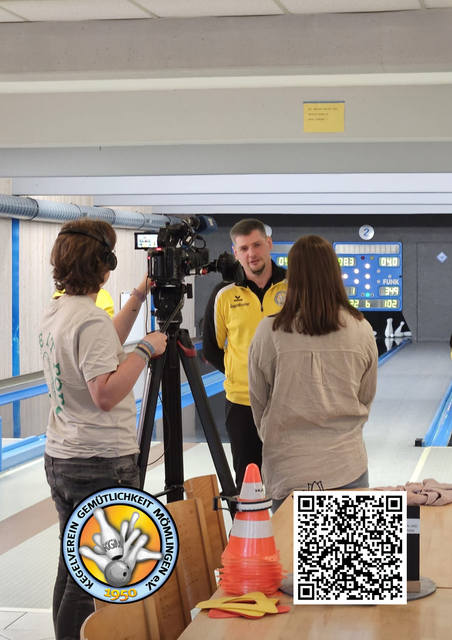 Das Reportteam des Bayerischen Rundfunks interviewt Peter Langenbahn, den Jugendtrainer und „Held des Vereins”. | Foto: Stampes Media Team