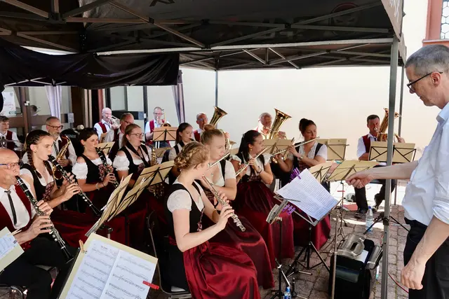 Als besonderer Glanzpunkt des Abends bereicherte der Musikverein Eichenkranz Eichenbühl mit fast zwei Dutzend Akteuren das Programm. Foto Roland Schönmüller 
