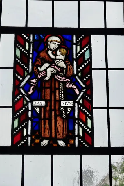 Der heilige Antonius als Kirchen-Fensterglasbild in Umpfenbach 

Foto Roland Schönmüller 

