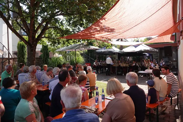 Der Musikverein Eichenkranz Eichenbühl lud zum einstündigen, traditionellen Gartenkonzert – ein musikalisches Gesamtkunstwerk, getragen von Gemeinschaft, Spielfreude und dem Geist des Ortes und seiner Umgebung. Foto Roland Schönmüller 