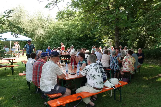 Gäste beim Brückenfest in Eichenbühl. 

Foto Roland Schönmüller 
