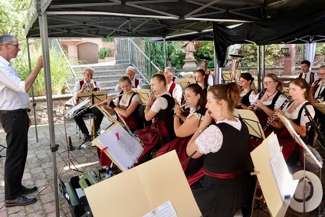 Als besonderer Glanzpunkt des Abends bereicherte der Musikverein Eichenkranz Eichenbühl mit fast zwei Dutzend Akteuren das Programm. Foto Roland Schönmüller 
