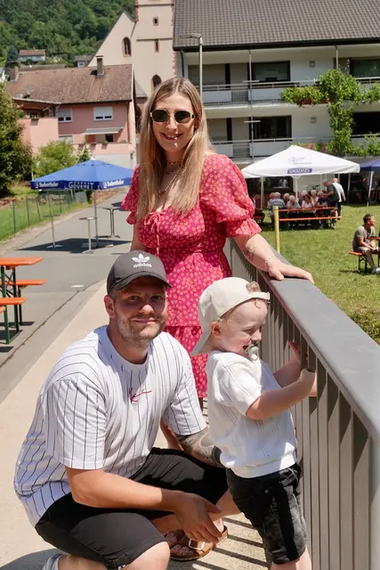 Gäste beim Brückenfest in Eichenbühl. 

Foto Roland Schönmüller 