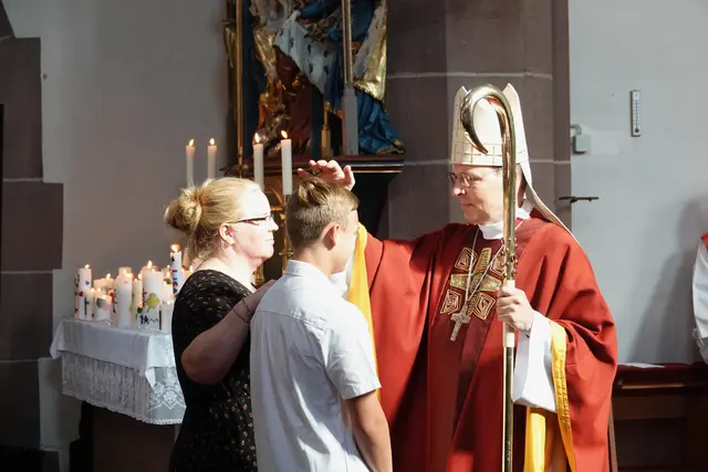 Als sichtbares Zeichen der Verbundenheit mit der Weltkirche und dem Bistum war Weihbischof Paul Reder aus Würzburg angereist, um den jungen Christinnen und Christen persönlich den Rücken für ihren weiteren Lebensweg zu stärken.