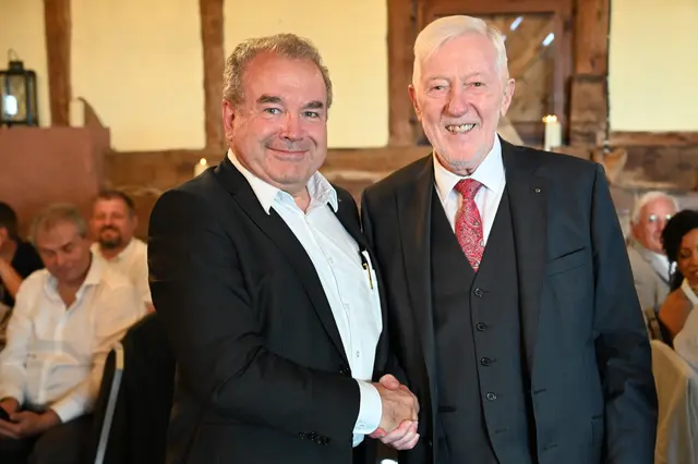 Dr. Martin Westarp (links) übergibt die Präsidentschaft des Lions Clubs Amorbach-Miltenberg an Prof. Dr.-Ing. Gerhard Ziegmann. | Foto: Waldemar Stockert