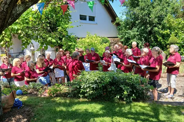 Ein klingender Farbtupfer im Gartengrün - der Röllbacher Chor beim Geburtstagsständchen.  | Foto: Norbert Stapf