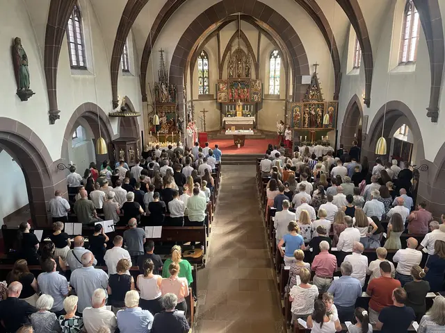 In der vollbesetzten Kirche in Eichenbühl erhielten Jugendliche aus der Region das Sakrament der Firmung durch den Würzburger Weihbischof Paul Reder.