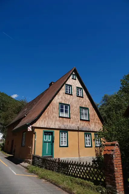  Ob das Reuenthal nun seine tatsächliche Heimat war oder die Namensgebung 1926 eine rein romantische Fiktion: Der Name des einstigen Minnesängers Nithard von Reuenthal verlieh der Mühle und dem Gasthaus eine Seele. Heute, ein Jahrhundert später, ist das historische Ensemble längst zu einem der beliebtesten Fotomotive der Region geworden. Foto Roland Schönmüller

 

