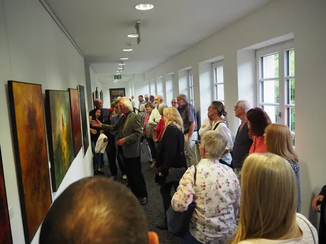 Auf eine gute Resonanz stieß der Rundgang mit dem Balsbacher Künstler Wilfried Georg Barber während der Vernissage seiner Ausstellung „Aspekte“ im Mosbacher Landratsamt. Der Hausherr nahm künstliche Intelligenz zu Hilfe, Ulrike Thiele führt bereits seit Jahren „Künstlergespräche“ mit Barber. (Text: Peter Lahr) | Foto: Landratsamt Neckar-Odenwald-Kreis