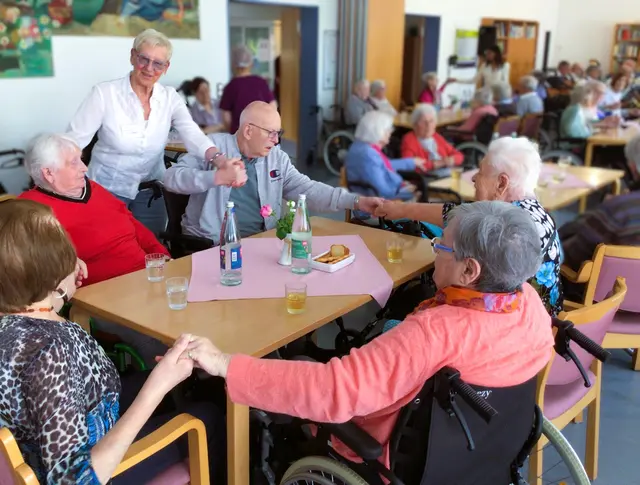 Unsere Bewohner*innen genießen die Musik – beim gemeinsamen Schunkeln, Mitsingen, Zuhören und Schwelgen in schönen Erinnerungen. | Foto: Rohe'sche Altenheim-Stiftung